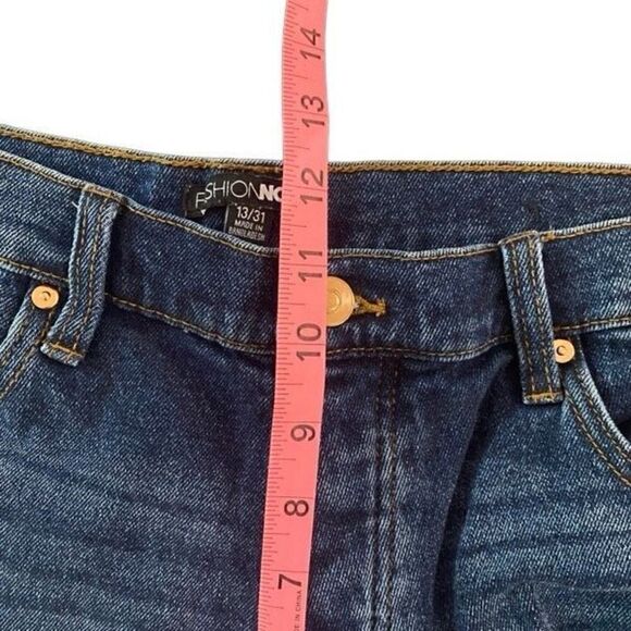 Fashion Nova size 13/31 cut off distressed jean shorts - Picture 7 of 8
